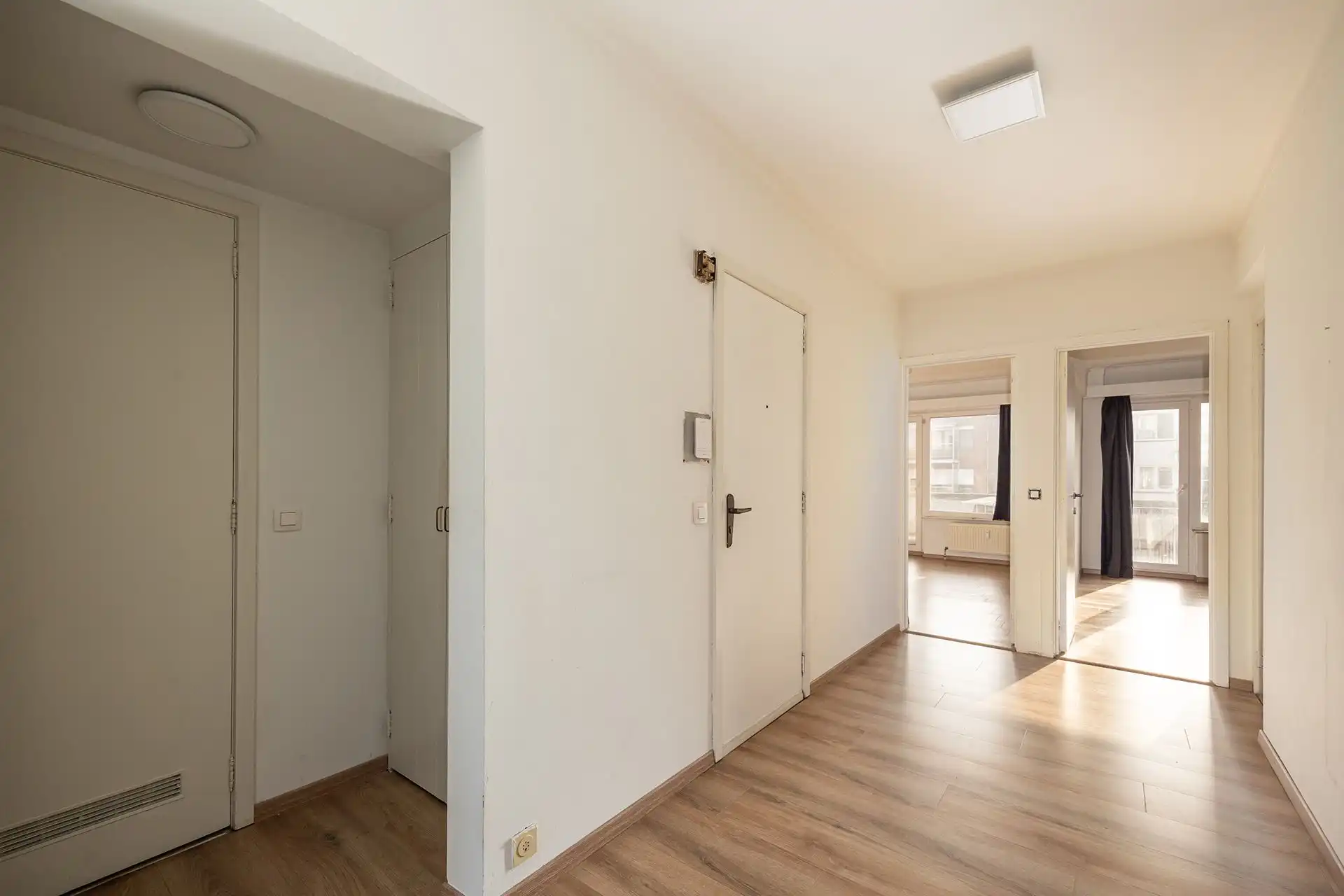 Instapklaar, lichtrijk appartement met terras en staanplaats foto 8