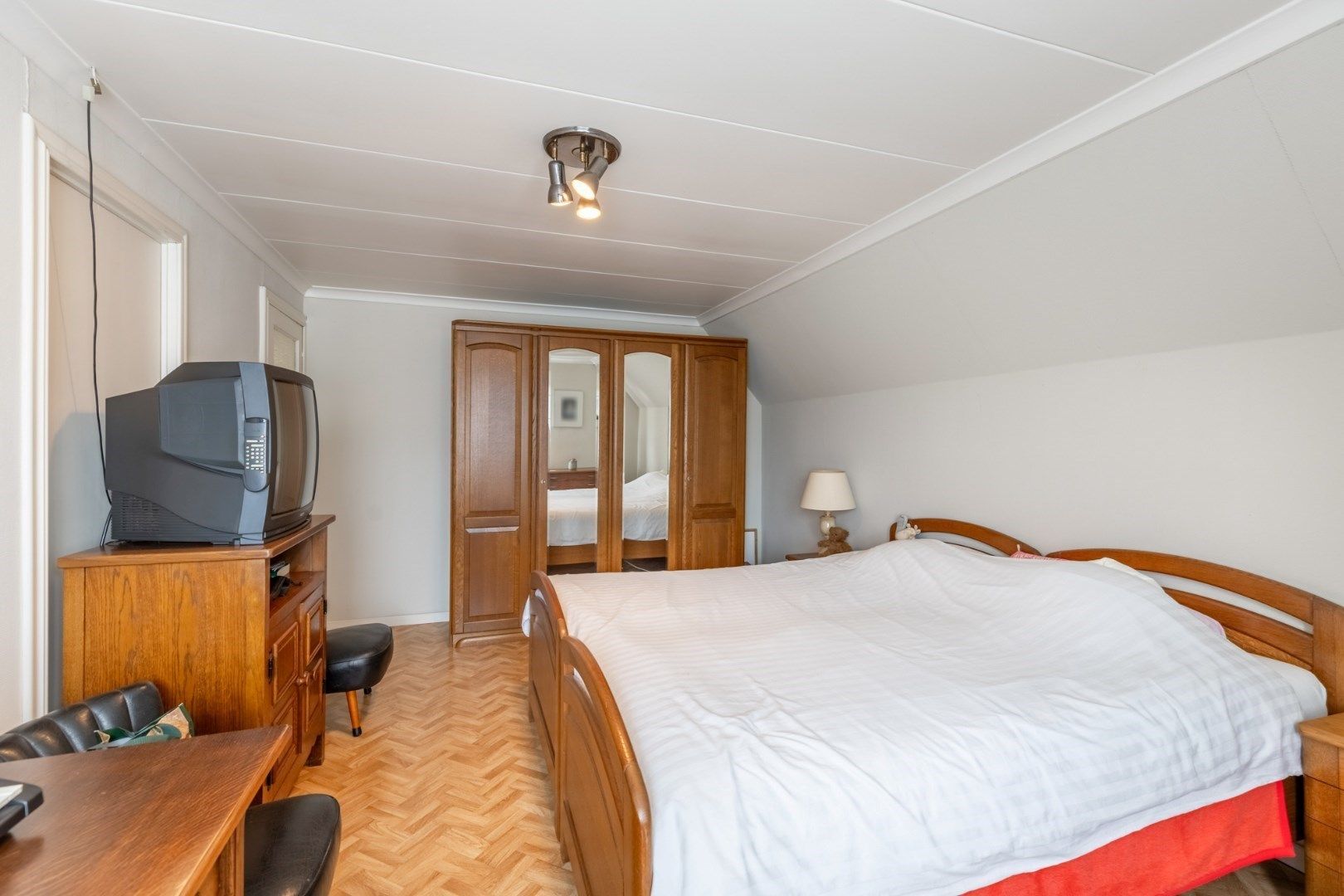 Ruime woning met garage en tuin te Borgloon foto 18