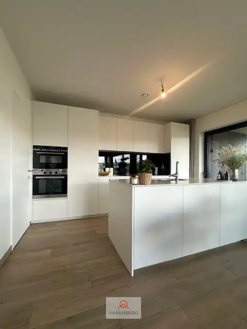 Modern appartement met staanplaats in groene parktuin foto 13