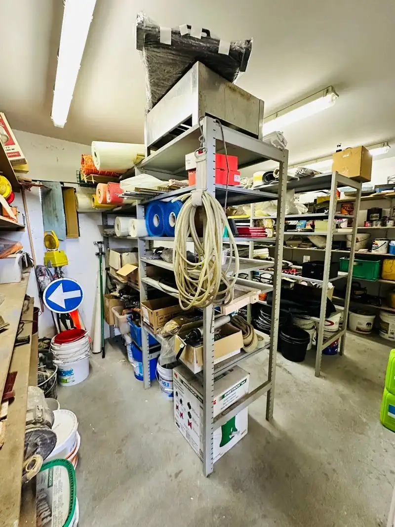 Ruim magazijn met kantoren met veel potentieel te Kuringen foto 23