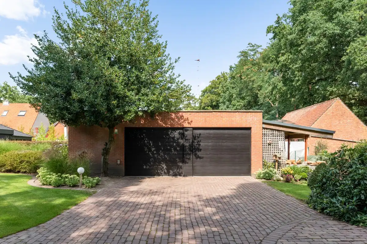 Ruime gezinswoning op 1135 m² met mogelijkheid tot 5 slaapkamers vlakbij het centrum van Zoersel. foto 4