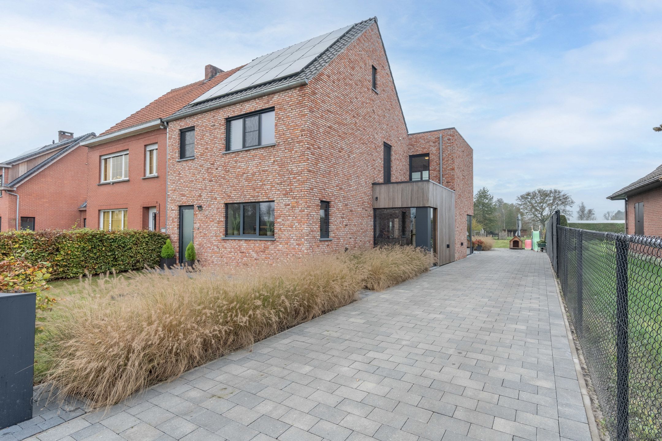 Recente woning (2018) met 4 slpks, bureau, ... op 1090m². foto {{pictureIndex}}