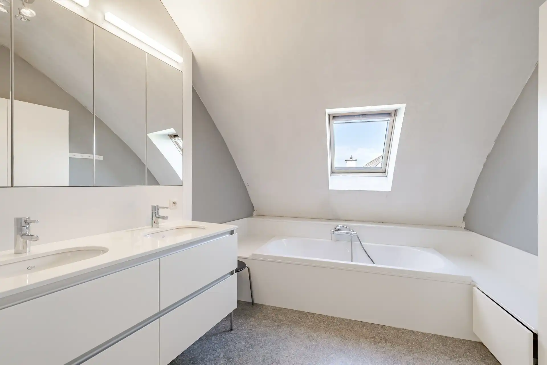 Karaktervolle architectenwoning op een perceel van ruim 25 are met diepe, oostgerichte tuin foto 27