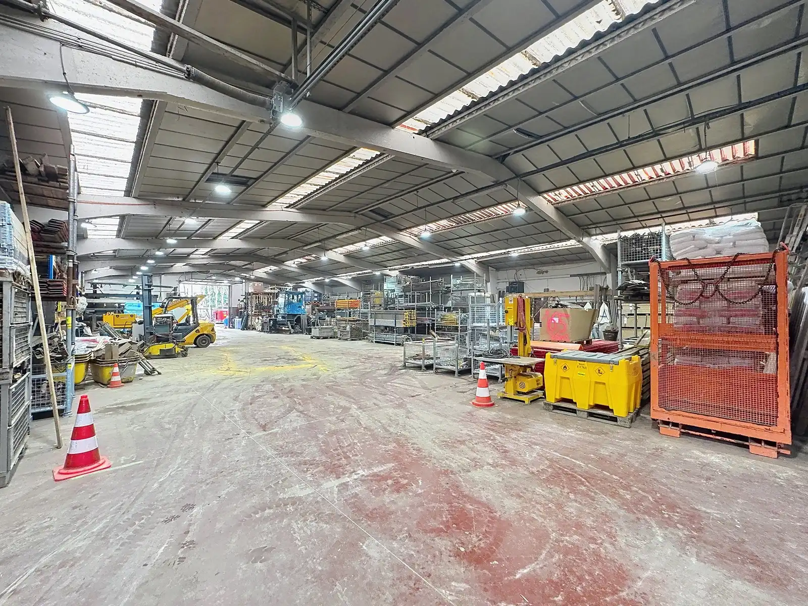 AAA-locatie: Instapklaar MAGAZIJN (800m2) met BURELEN en WONING (4 slpkms). Op 500m van afrit Gistel (E40)! foto 3