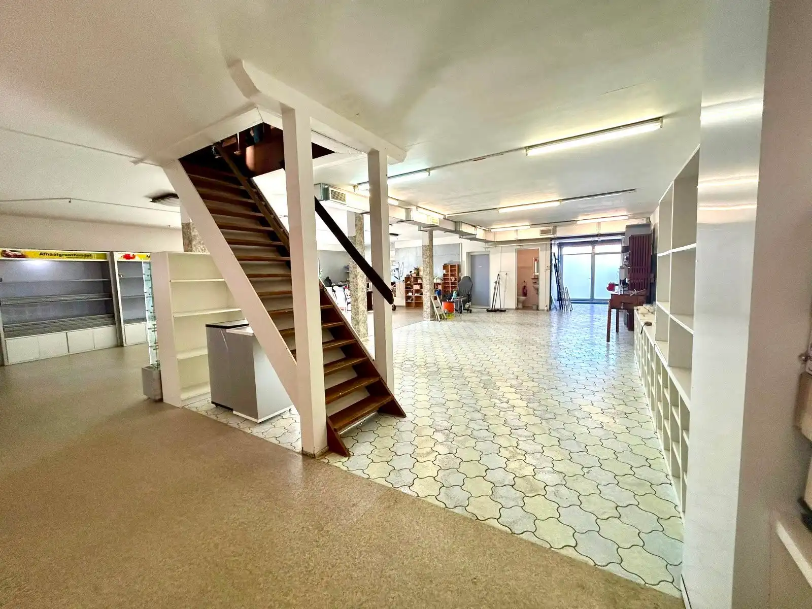 Praktisch magazijn op een uitstekend bereikbare locatie foto {{pictureIndex}}