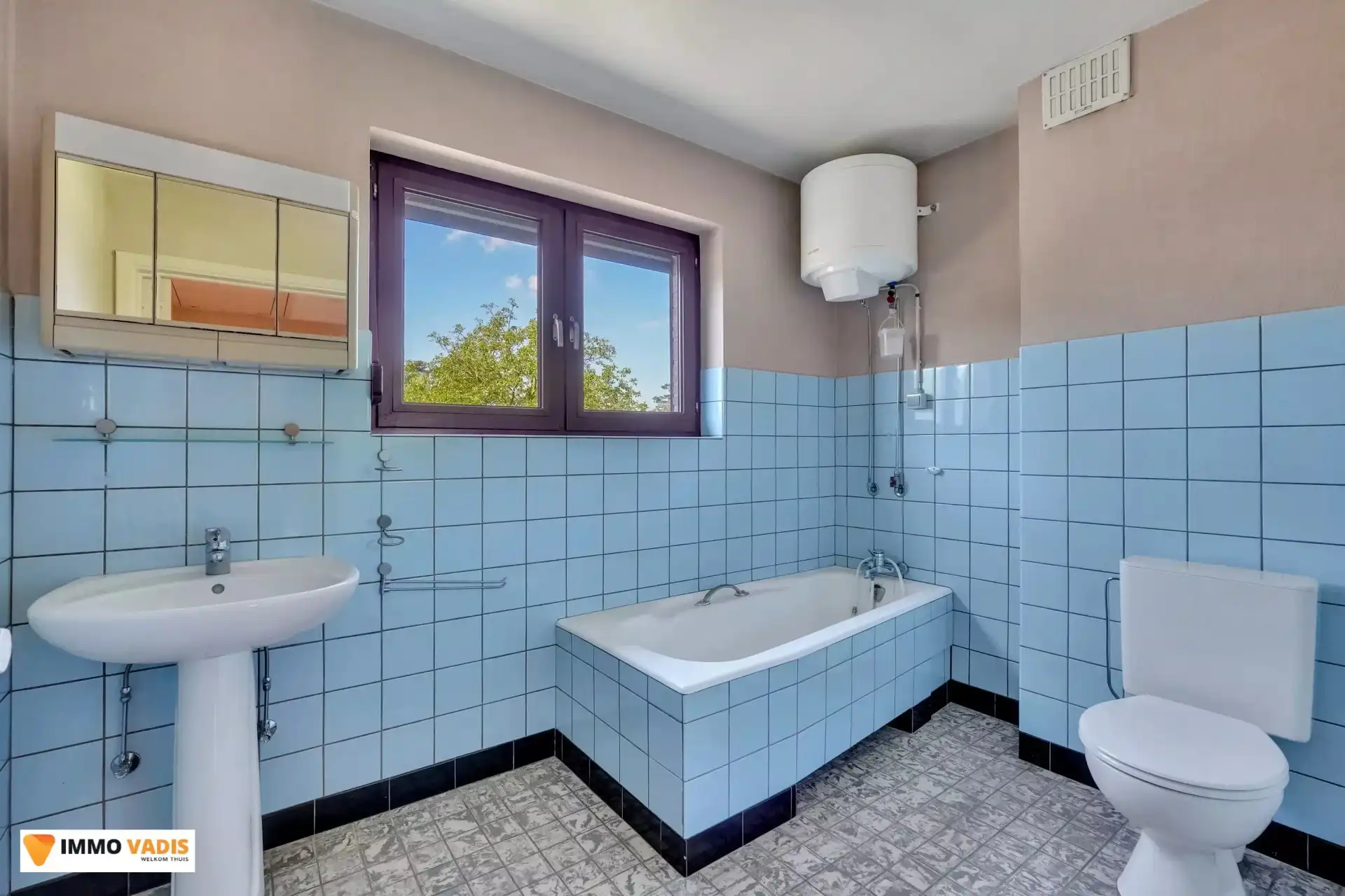 Ruime gezinswoning met 3 slaapkamers, garage en tuin foto 12
