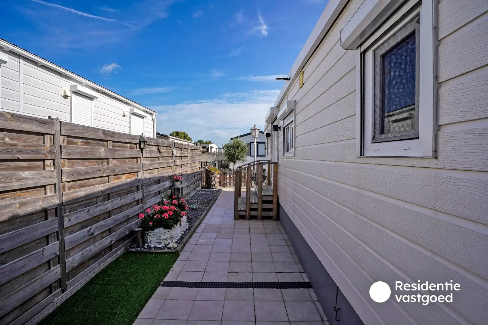 Goed verzorgde stacaravan op 900m van zee in Domein Polderpark te Nieuwpoort, op een stuk privé grond van 128m².  foto 2