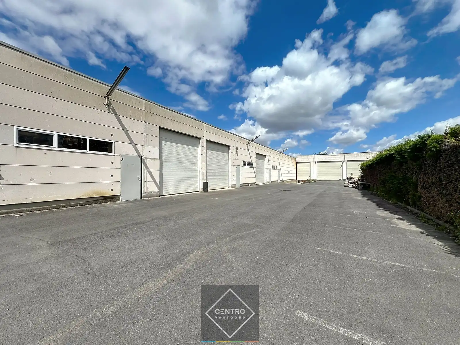 Instapklaar BEDRIJFSGEBOUW bestaande uit&nbsp;geïsoleerde MAGAZIJNEN met laadkade (ca. 2.539m²), KANTOREN (ca. 344 m²) én alleenstaande WONING. Op bedrijvenzone "Hoge Barriere" te Roeselare. foto 3