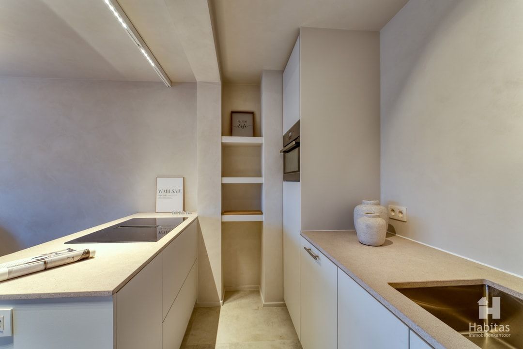 Subliem gerenoveerd, volledig nieuw gemeubeld en verrassend ruim appartement foto 6