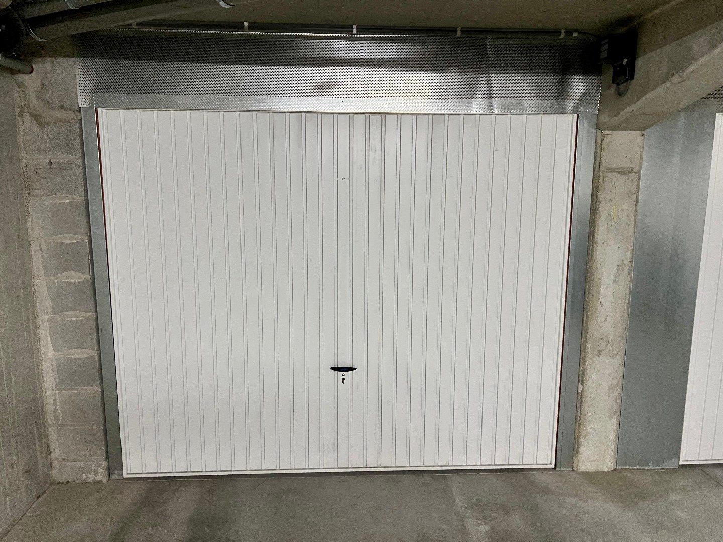 Ruime gesloten garage - centrum Wenduine foto 2