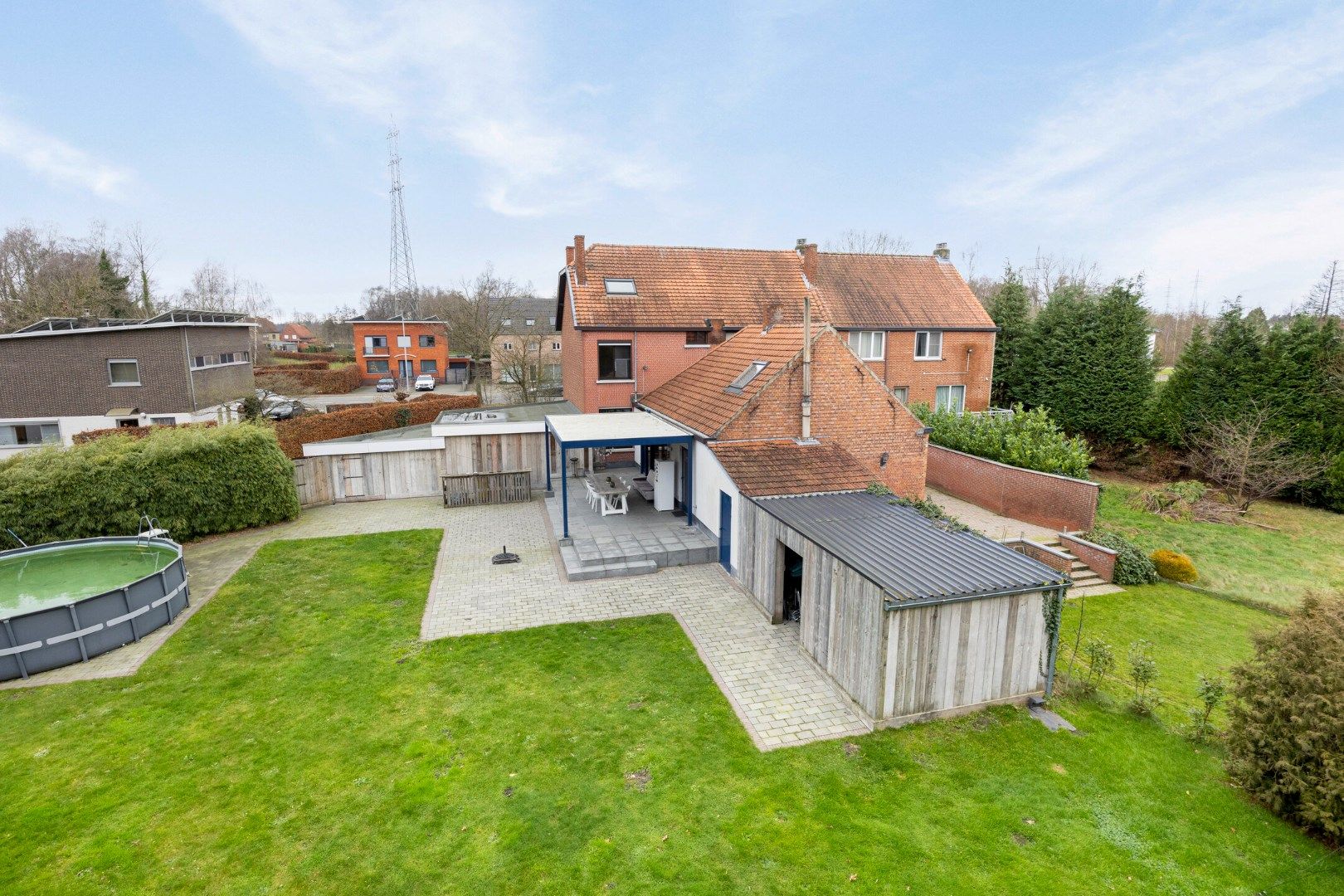 Ruim ingedeelde woning met 4 slpks op een mooi perceel van 21 are met achterliggend groen. foto 3