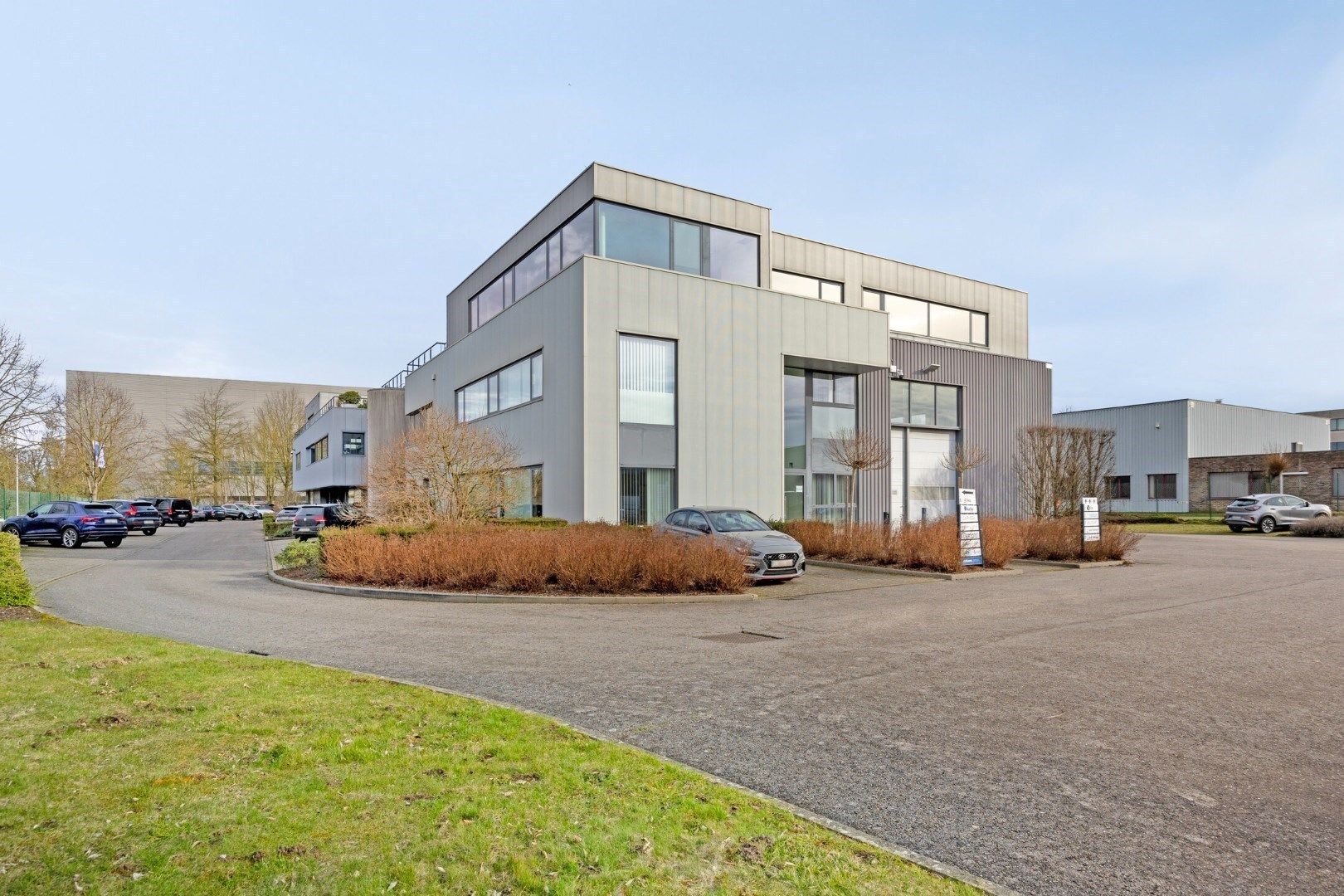 Kantoor te koop in het industriepark te Haasrode/Heverlee met 14 parkings - opp. 626 m² - verkoop van aandelen foto {{pictureIndex}}