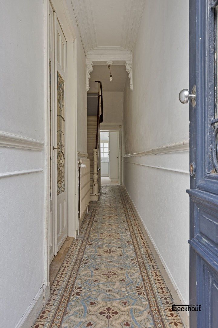 Uniek en ruim (351 m²) herenhuis met garages op topligging te Oostende ! foto 13