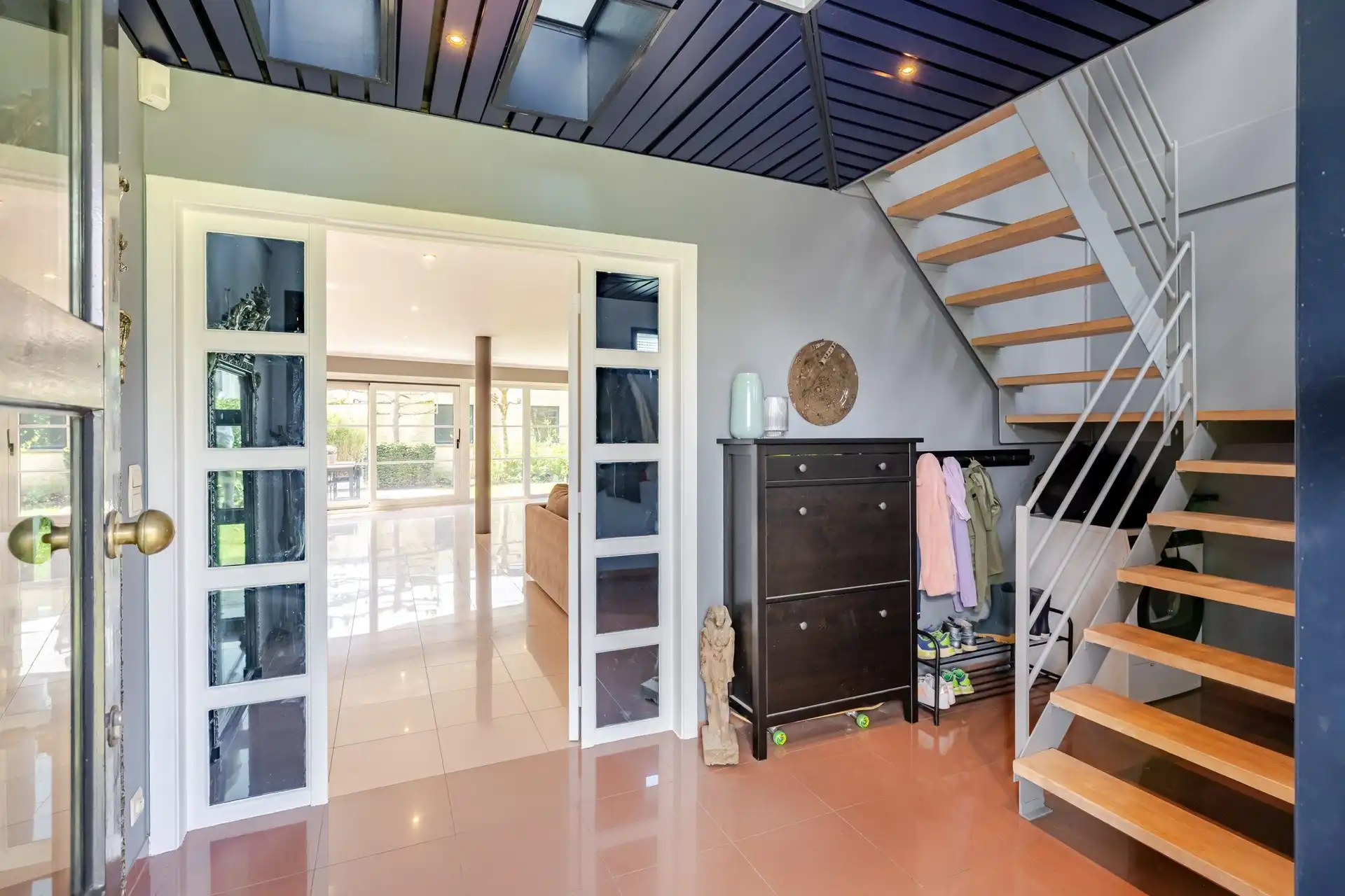 Instapklare en ruime gezinswoning met 5 slaapkamers, zonnige tuin en extra praktijk-/kantoorruimte op topligging te Aalst  foto 5