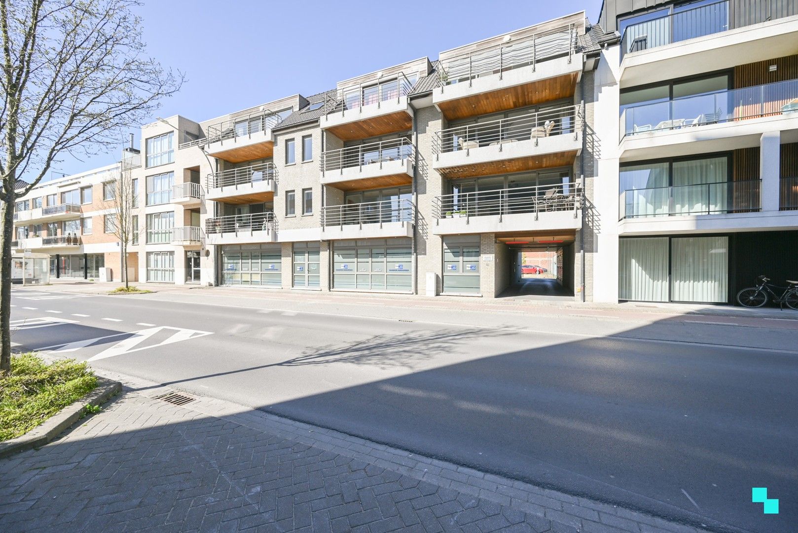 Uiterst commercieel en vlot bereikbaar handelspand (340 m²) te Izegem foto 2