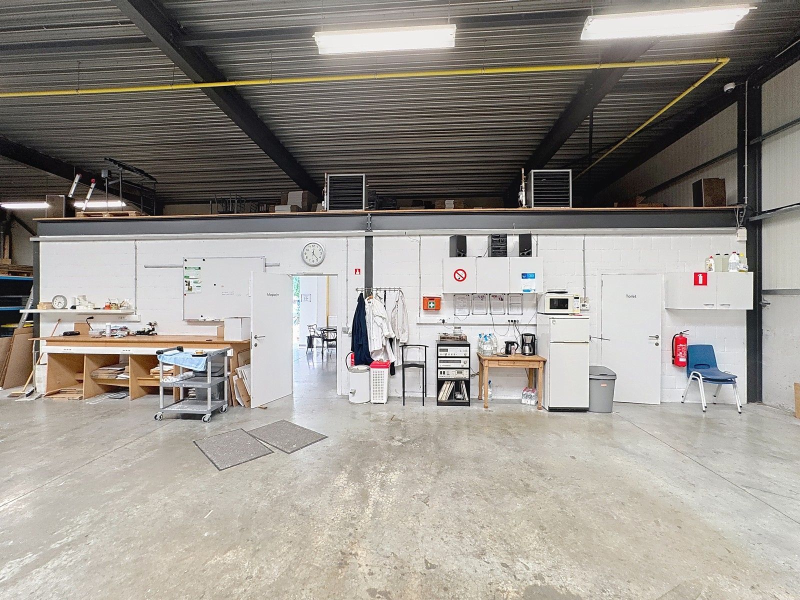 Recent en verwarmd MAGAZIJN (550m²) met geïntegreerde KANTOORRUIMTE en sanitaire voorzieningen. Private parkeergelegenheid op het terrein. foto 10
