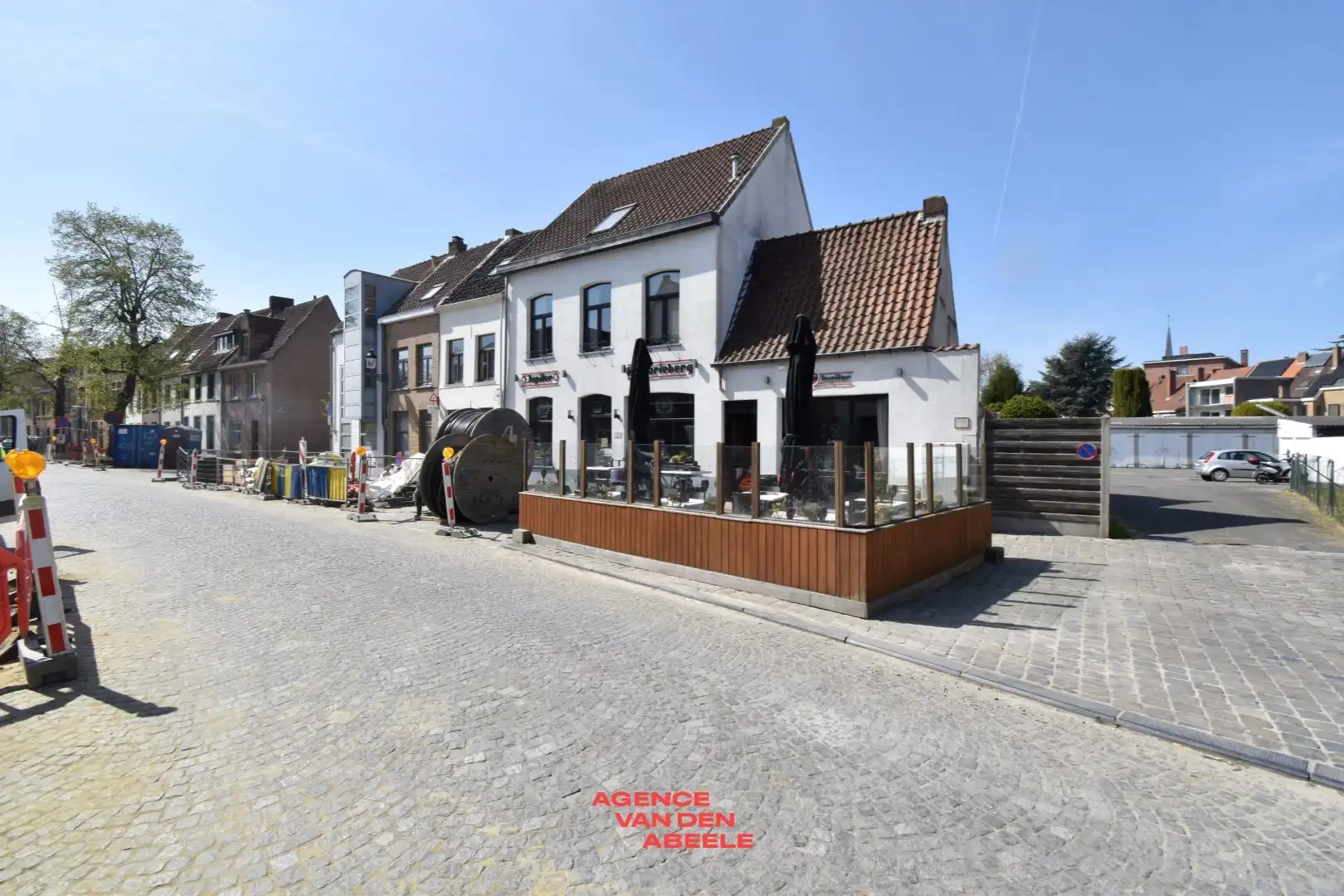 Handelspand bestaande uit eethuis met café en privé woonst foto 2