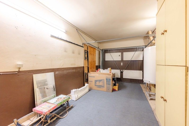 Te renoveren, rustige gelegen halfopen woning met 3 slaapkamers, garage en tuin te koop in Sint-Baafs-Vijve! foto 12