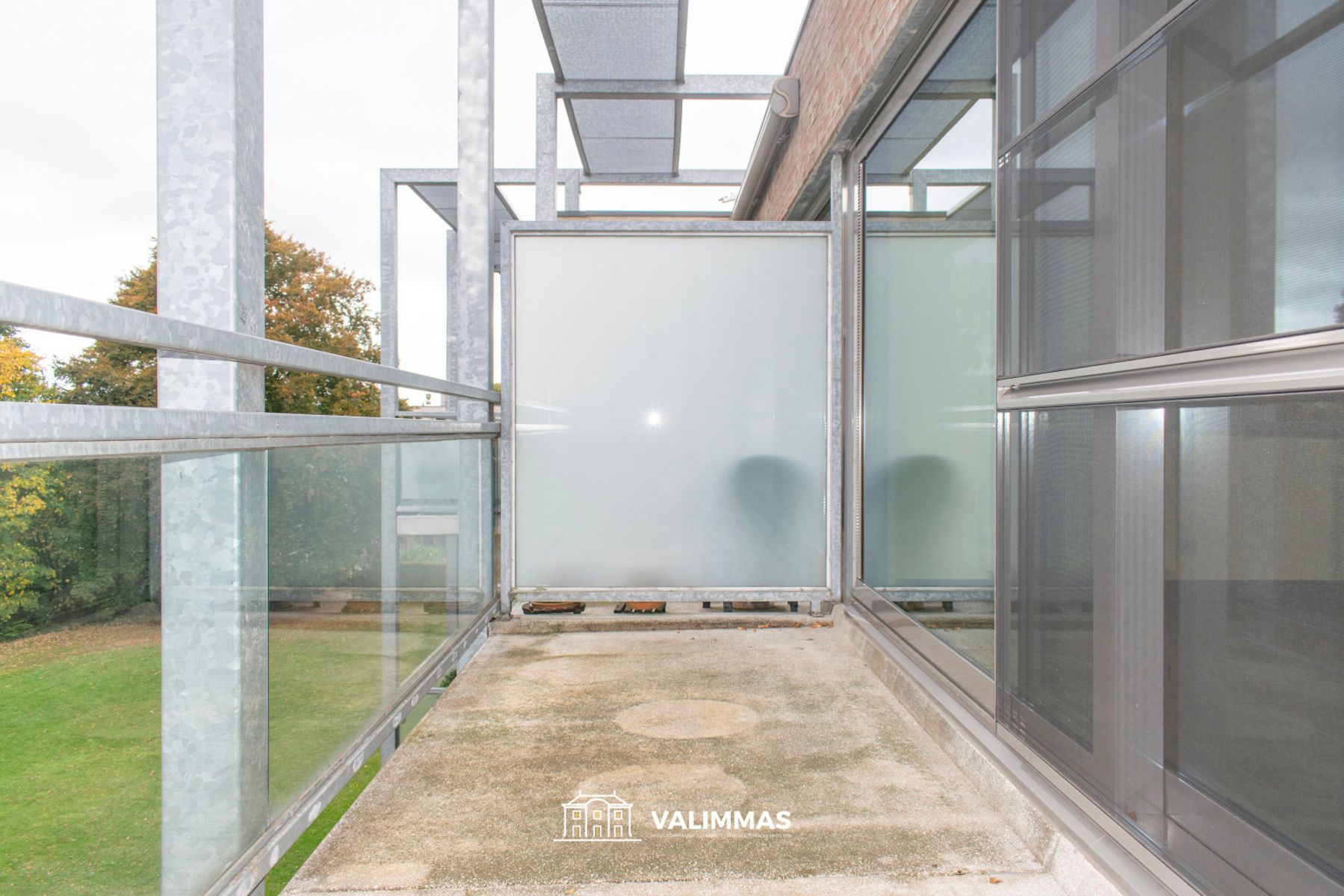 Instapklaar appartement met terras, kelder en event. garage. foto 14