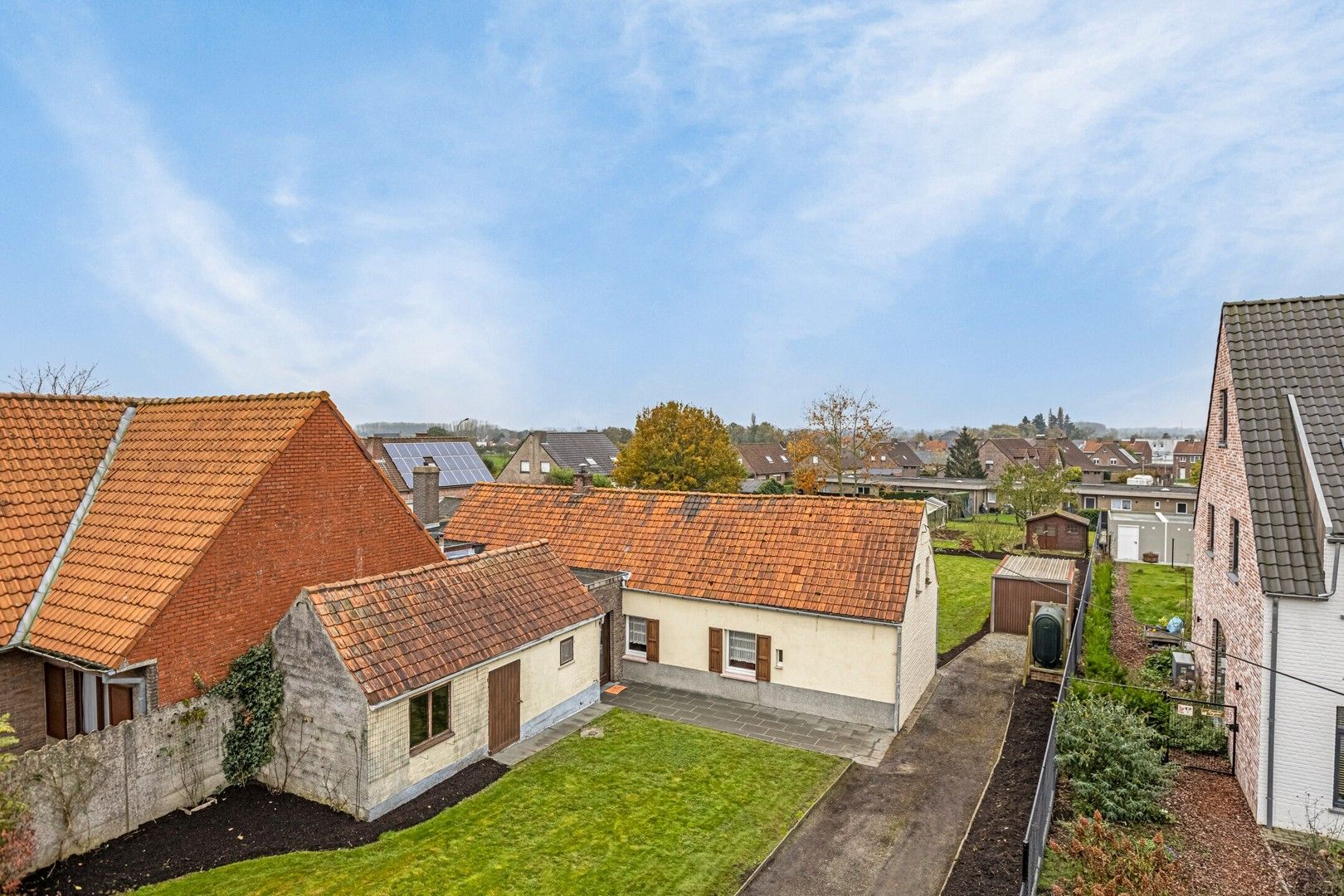 Groot perceel van 1027 m² met mogelijkheid tot heropbouw of twee woonsten foto {{pictureIndex}}