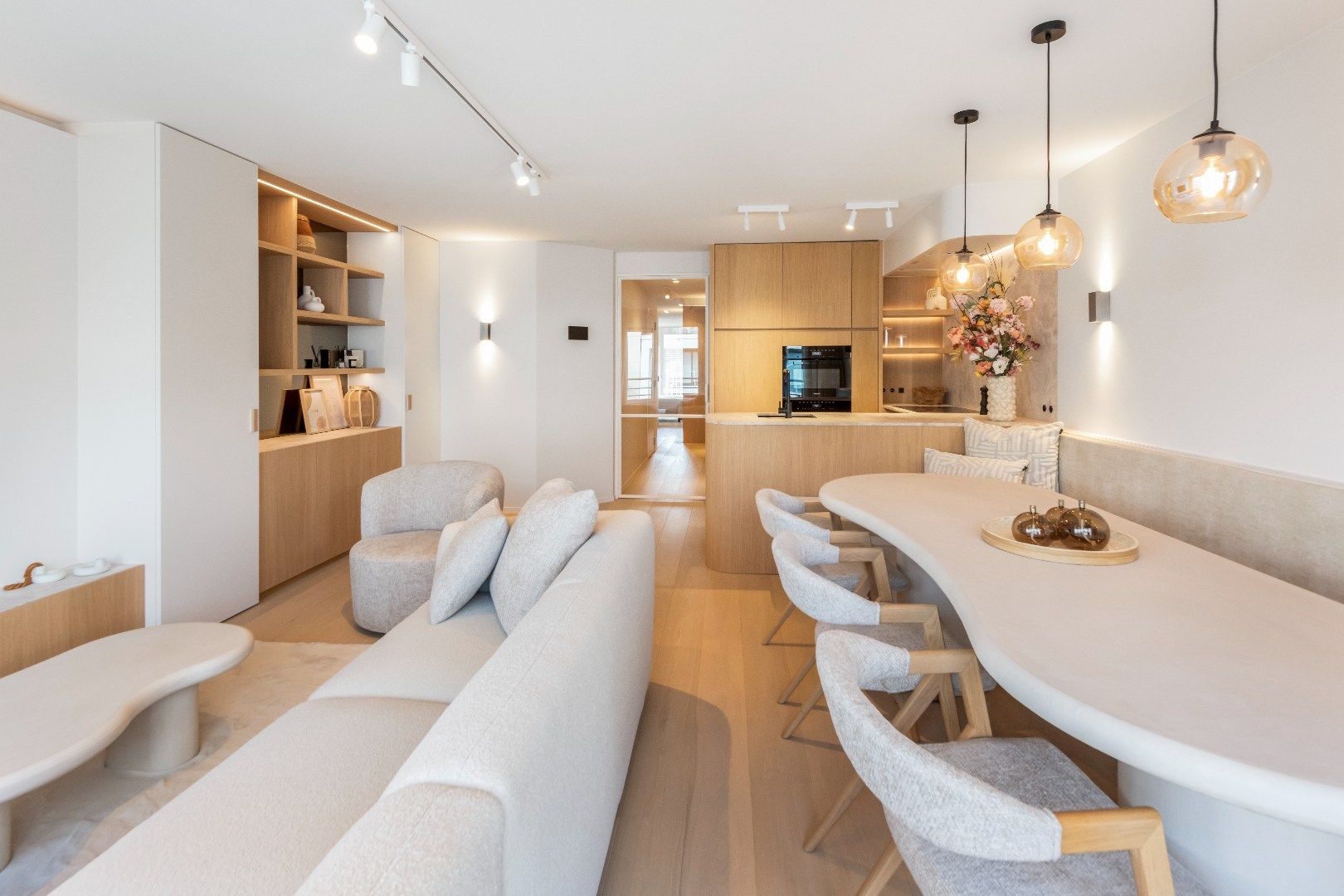 Luxueus vernieuwd appartement in het commercieel centrum op wandelafstand van de Zeedijk.   foto 4