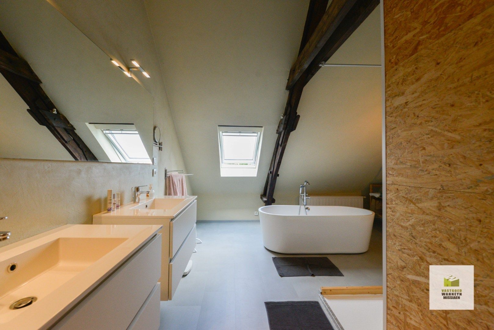 Gerenoveerd handelspand met ruime woning en gezellige stadstuin te centrum Roeselare foto 15