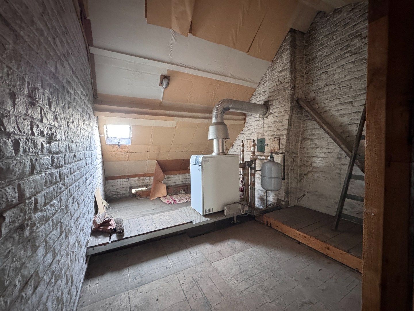 Zeer ruime te renoveren rijwoning met 4 bouwlagen.  foto 17