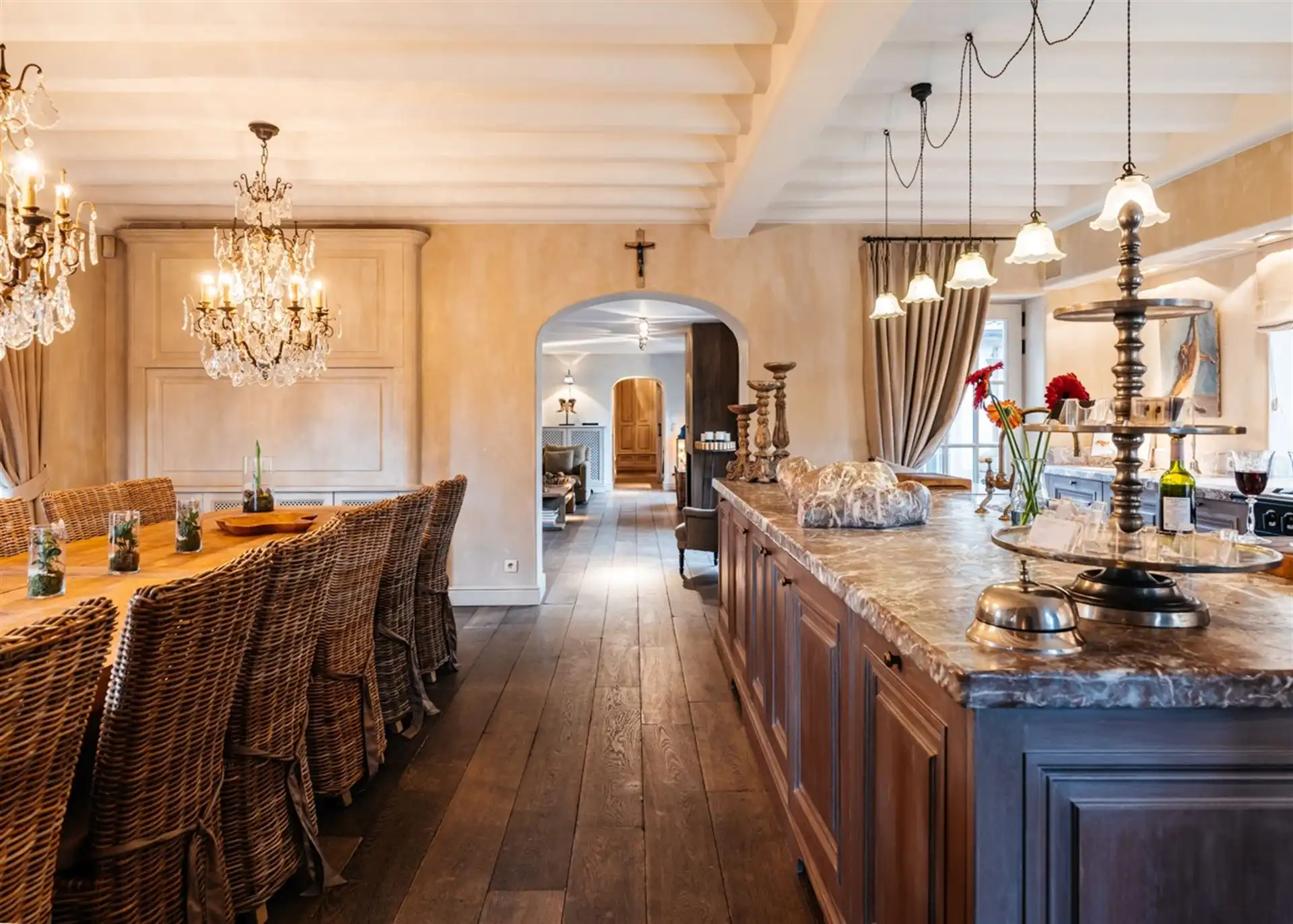 Charmante, hoogwaardig afgewerkte woning in een woonwijk. foto 2