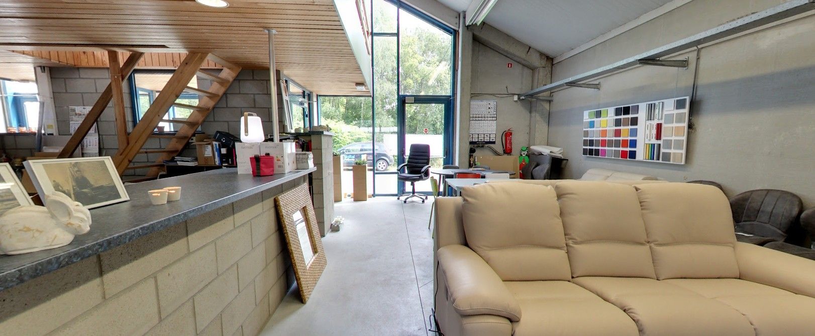 RUIM COMMERCIEEL GEBOUW MET PARKING foto 6