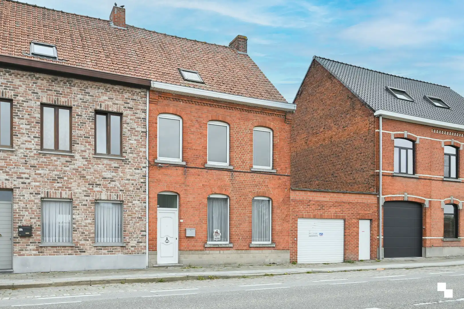 Karaktervolle woning met ruime tuin en dubbele garage te Ingelmunster foto 2