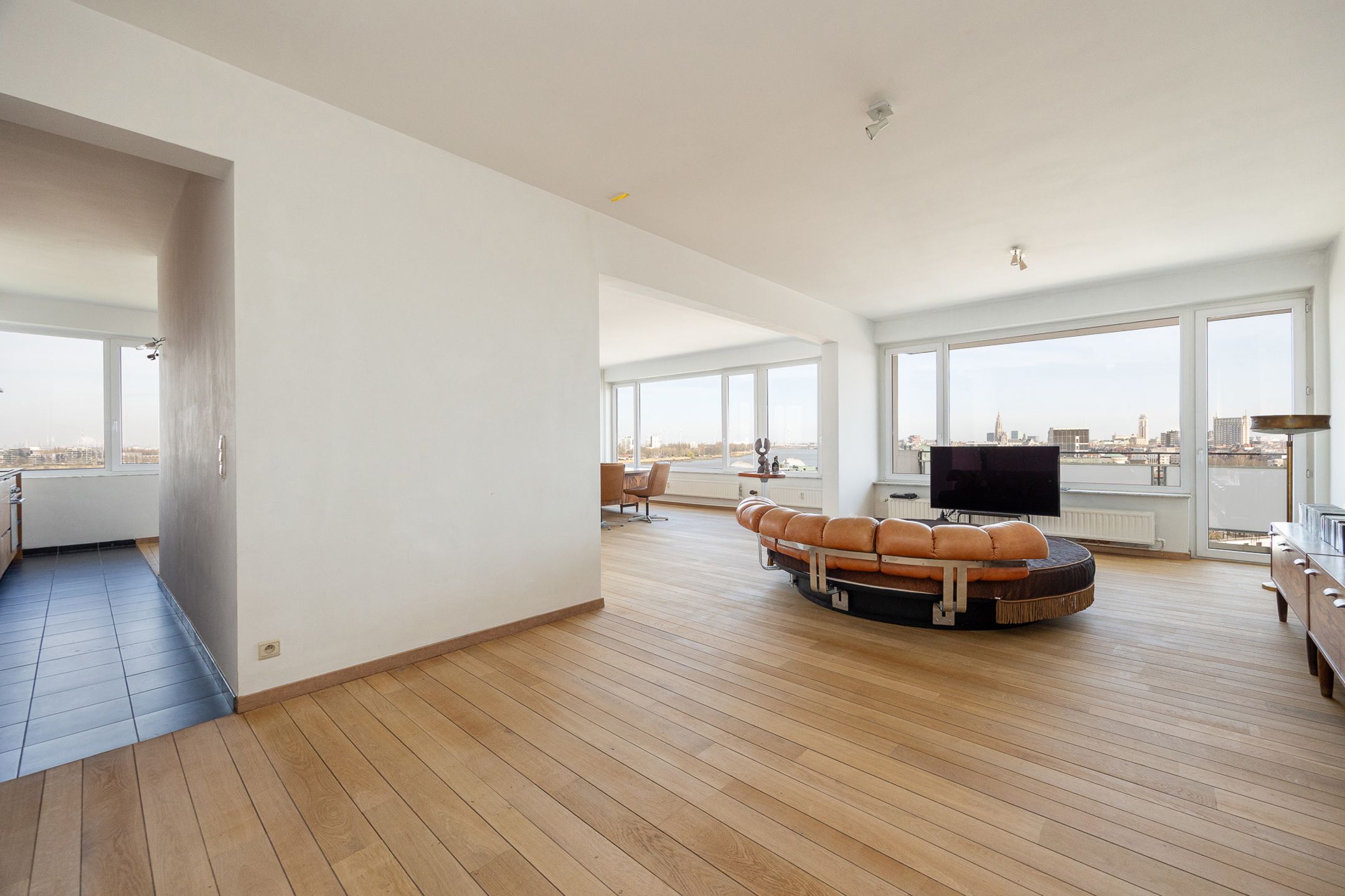 Uniek hoekappartement met waanzinnig uitzicht foto {{pictureIndex}}