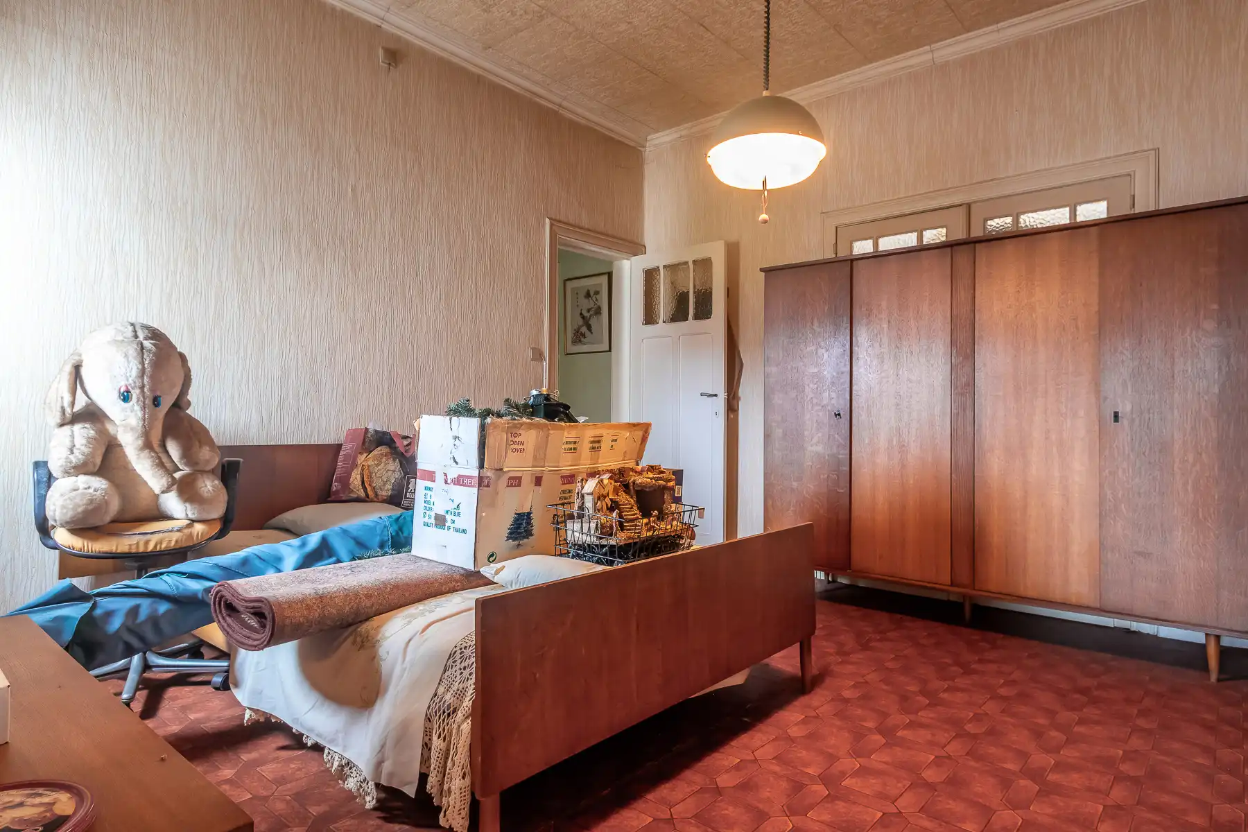 Ruime, te renoveren woning met veel potentieel nabij centrum foto 24