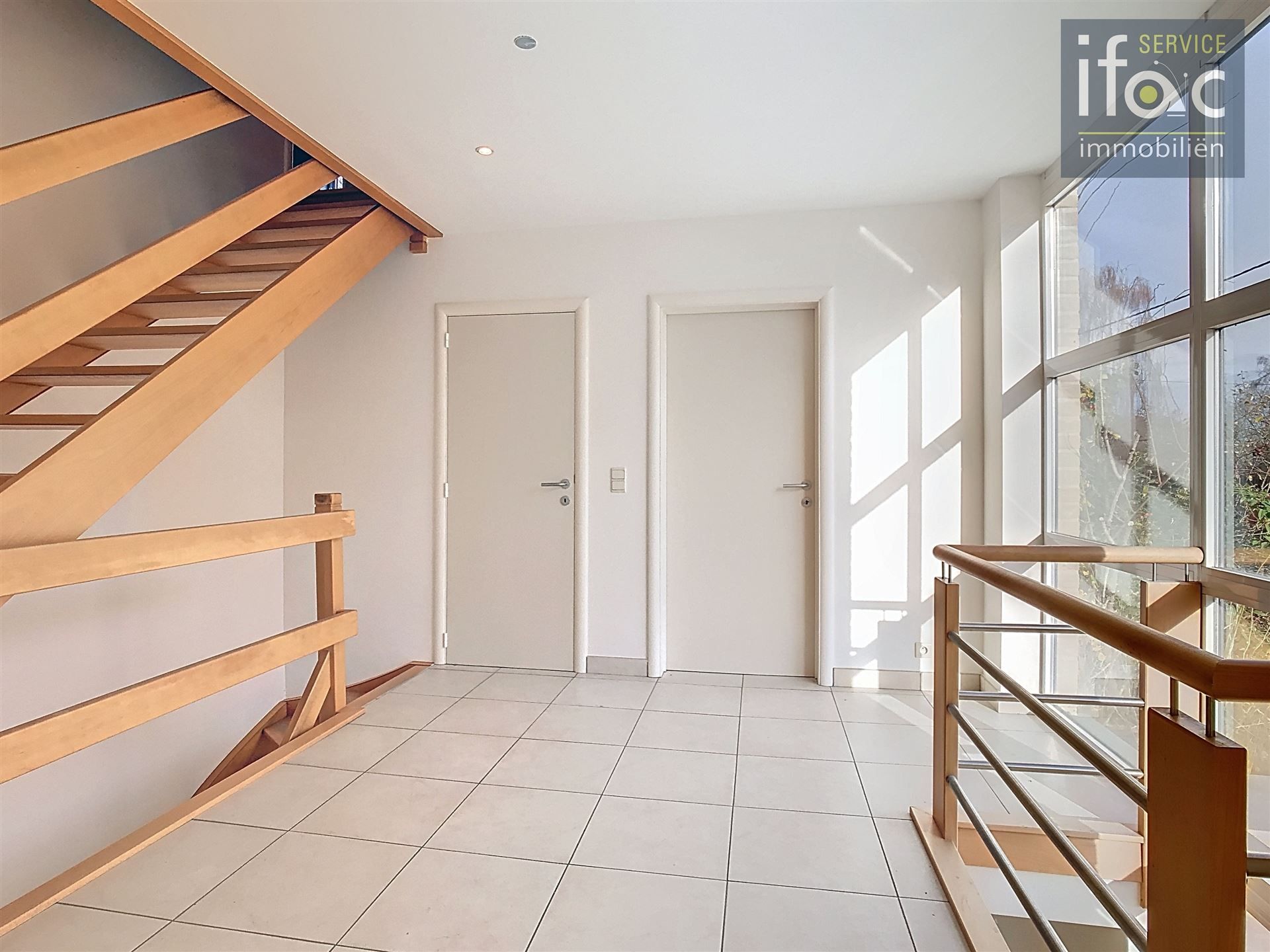 Villa met 4 slaapkamers, 2 badkamers, tuin en garages foto 14