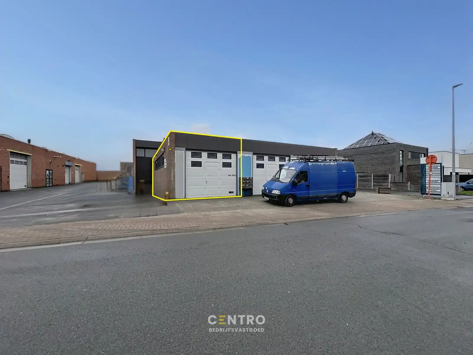 Goed gelegen OPSLAGRUIMTE/WERKPLAATS (ca.75 m²)  te RUMBEKE. foto {{pictureIndex}}