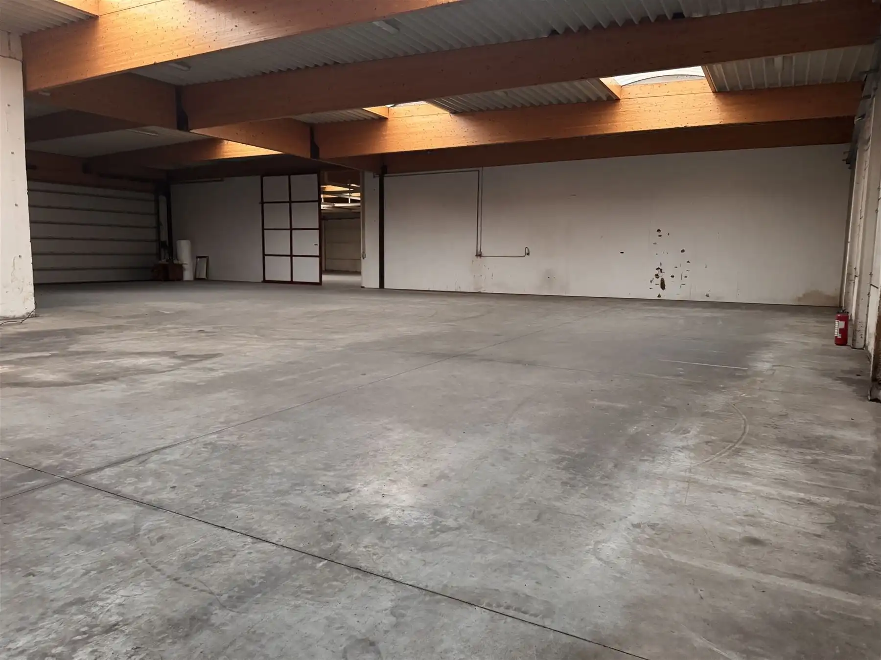 Multifunctionele loods te huur - 1725m² foto {{pictureIndex}}