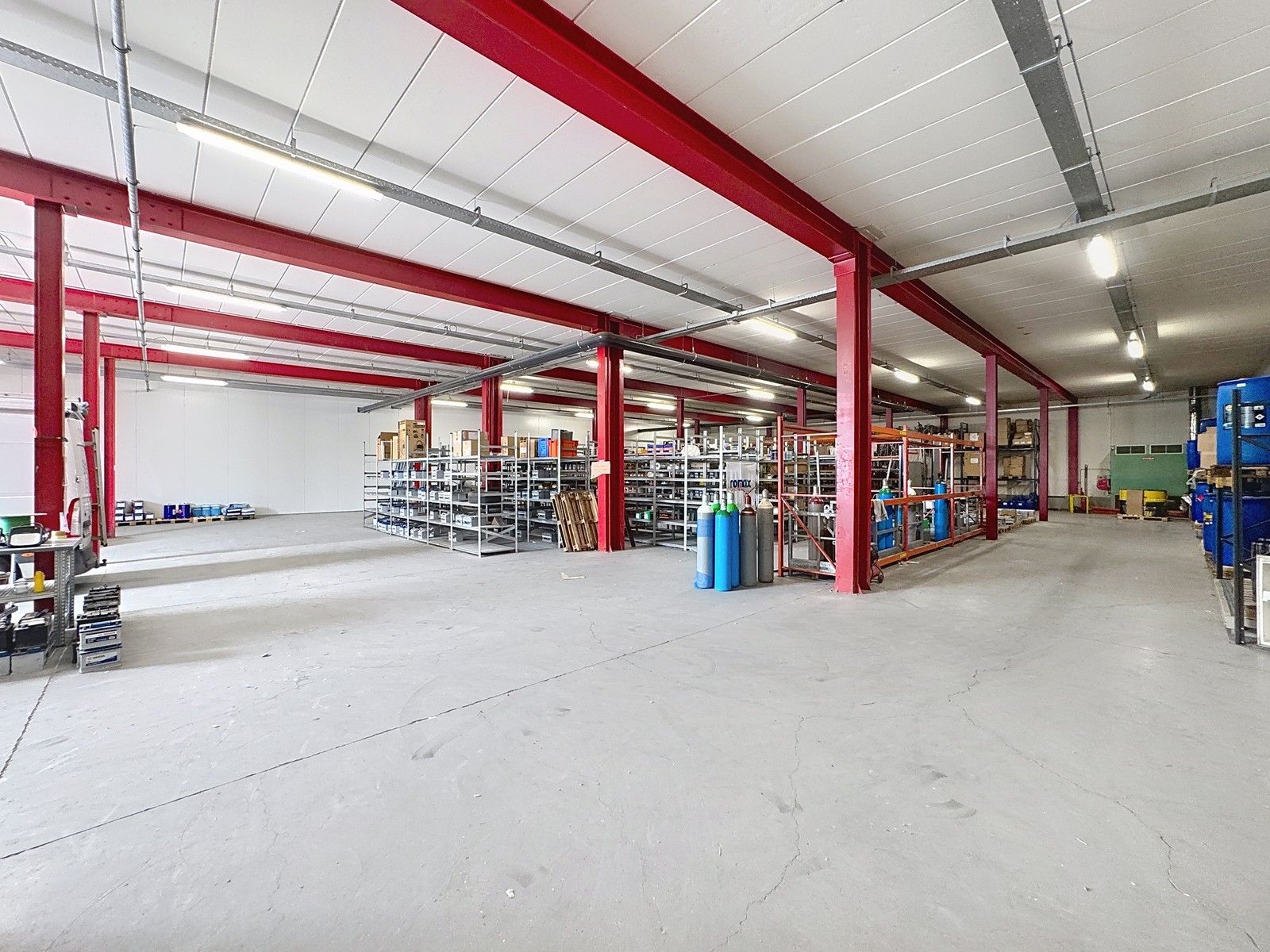 Instapklaar MAGAZIJN (920m²) met sectionaalpoort te huur op industriezone "Herderbrug" te 8000 Brugge foto 4