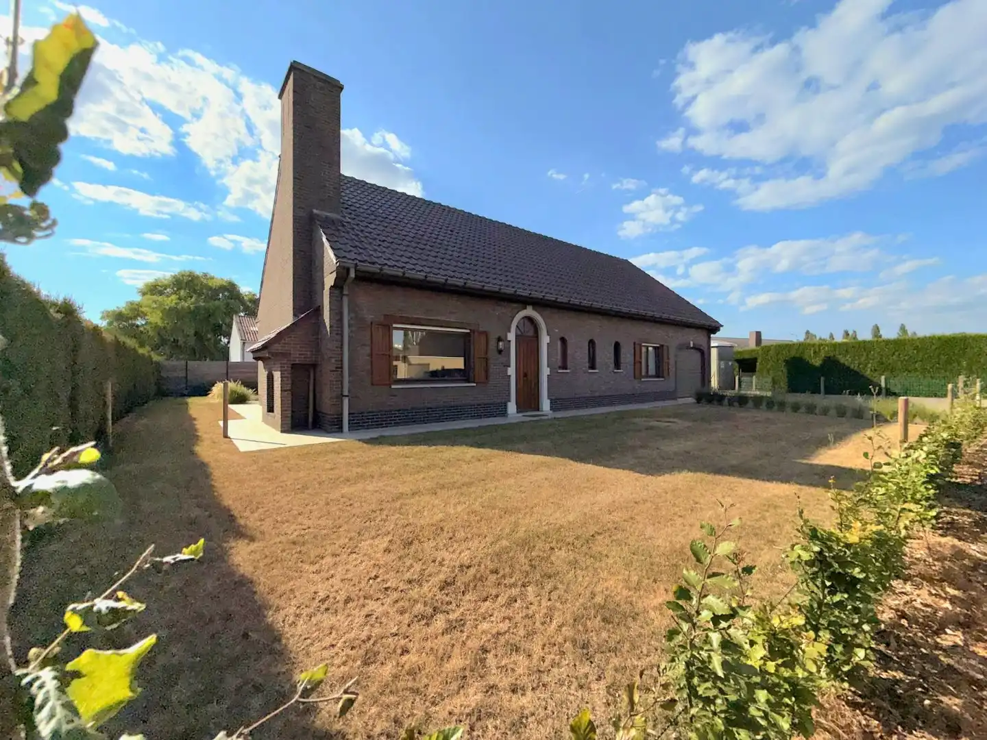 CHARMANTE, INSTAPKLARE GEZINSWONING MET GARAGE EN TUIN foto 13
