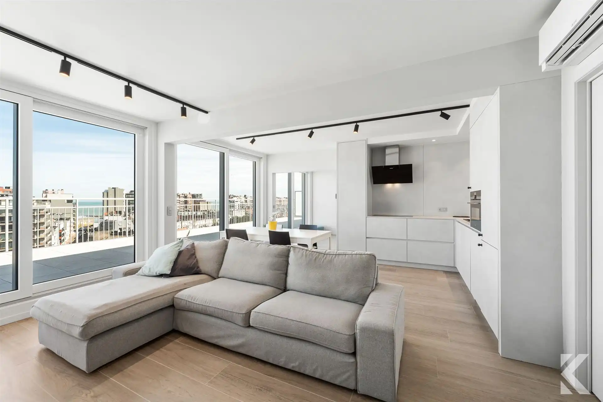 Gerenoveerde penthouse, 65 m2 terrassen, panoramisch zicht foto 4
