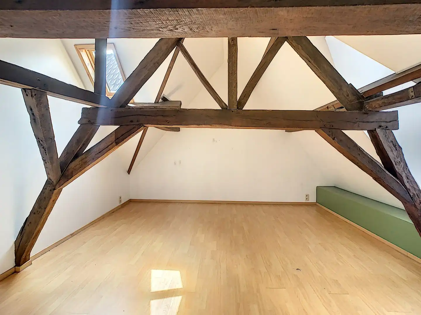 Welgelegen handelspand met ruim appartement. foto 13