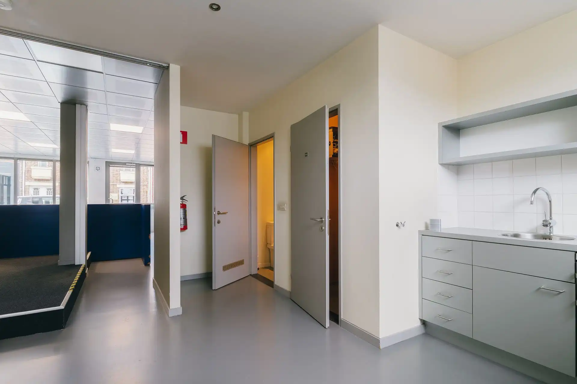 Verhuurde handelsruimte in hartje Boechout foto 7