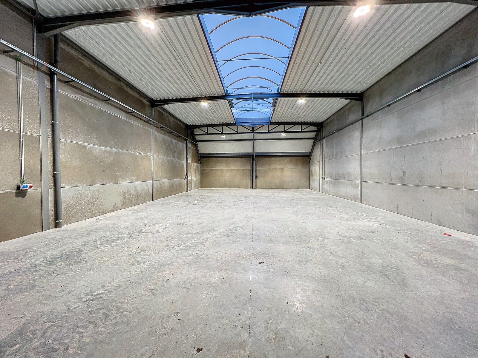 Kwalitatief en goed geïsoleerd NB MAGAZIJN (277m2), voorzien van elektrische sectionaalpoort, deur, raam (voor kantoor) en 2 private parkeerplaatsen op industriezone te Waregem. foto 3