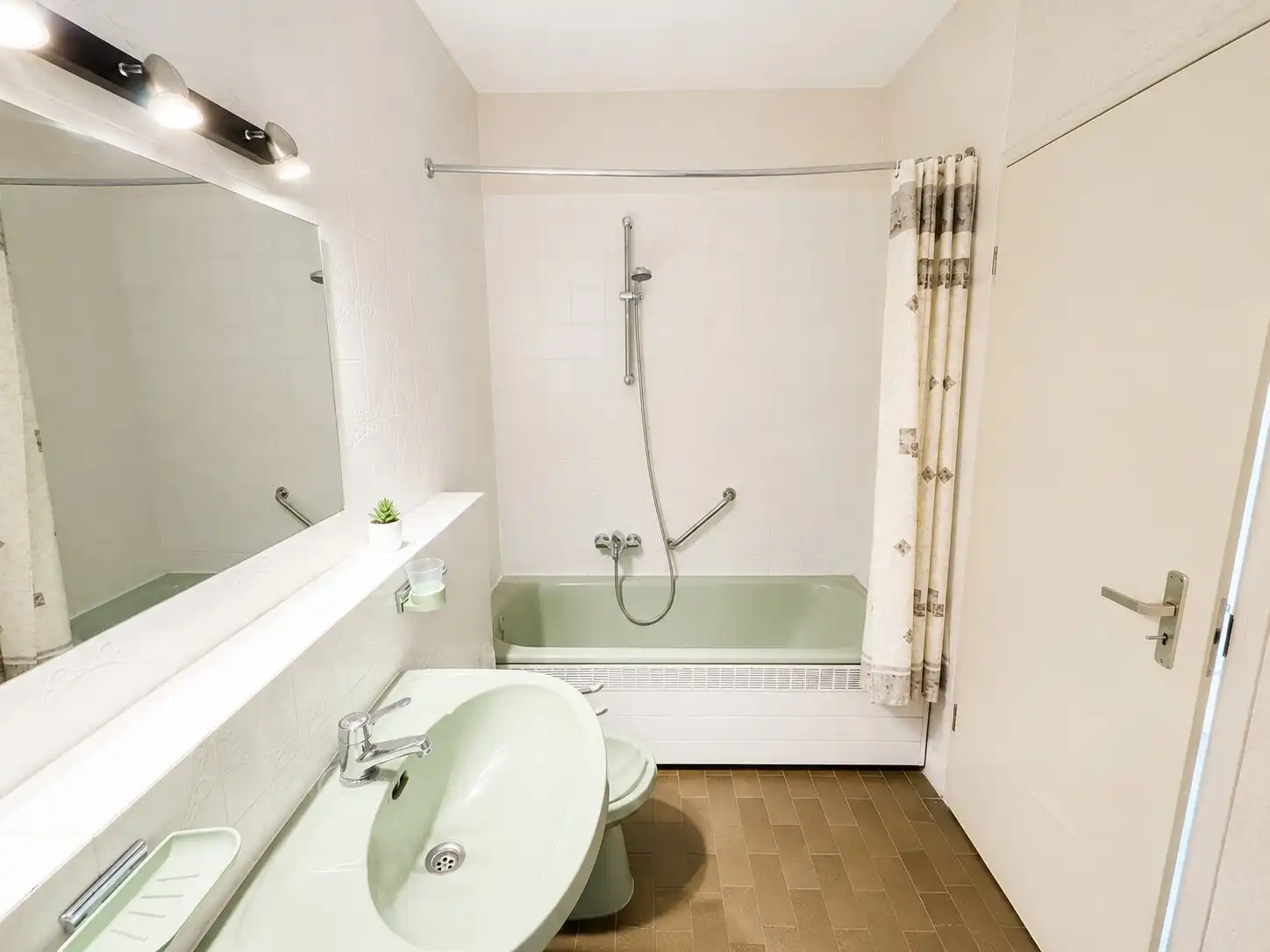 Ruim gelijkvloers appartement te koop met uitzonderlijk zonneterras in de gegeerde Concessie van De Haan. foto 7