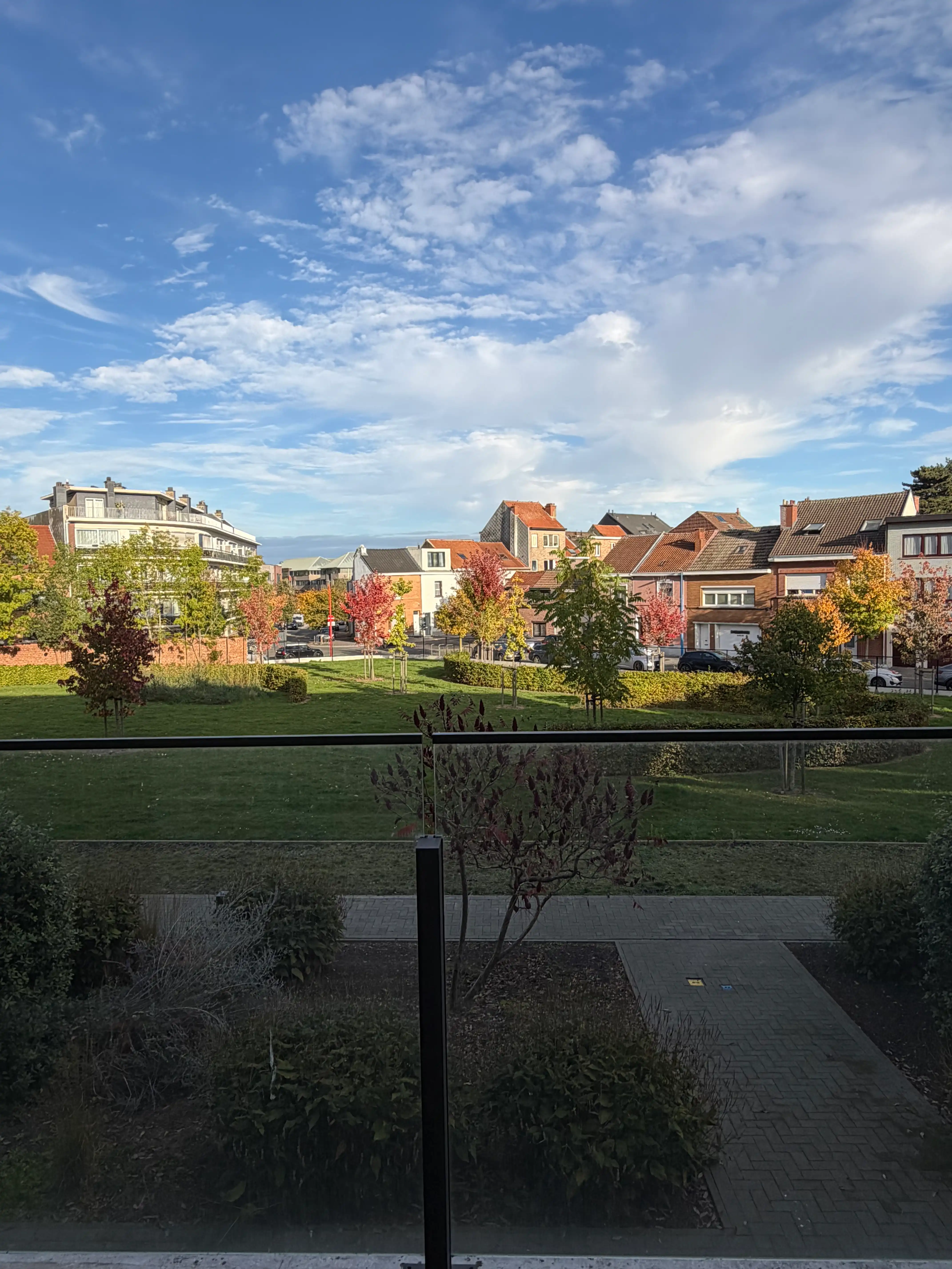 Ruim en lichtrijk 2-slaapkamerappartement met terras, extra brede staanplaats en berging! foto {{pictureIndex}}