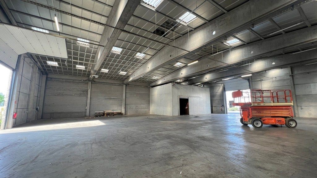 Magazijn met kantoren te huur in haven van Gent foto 4