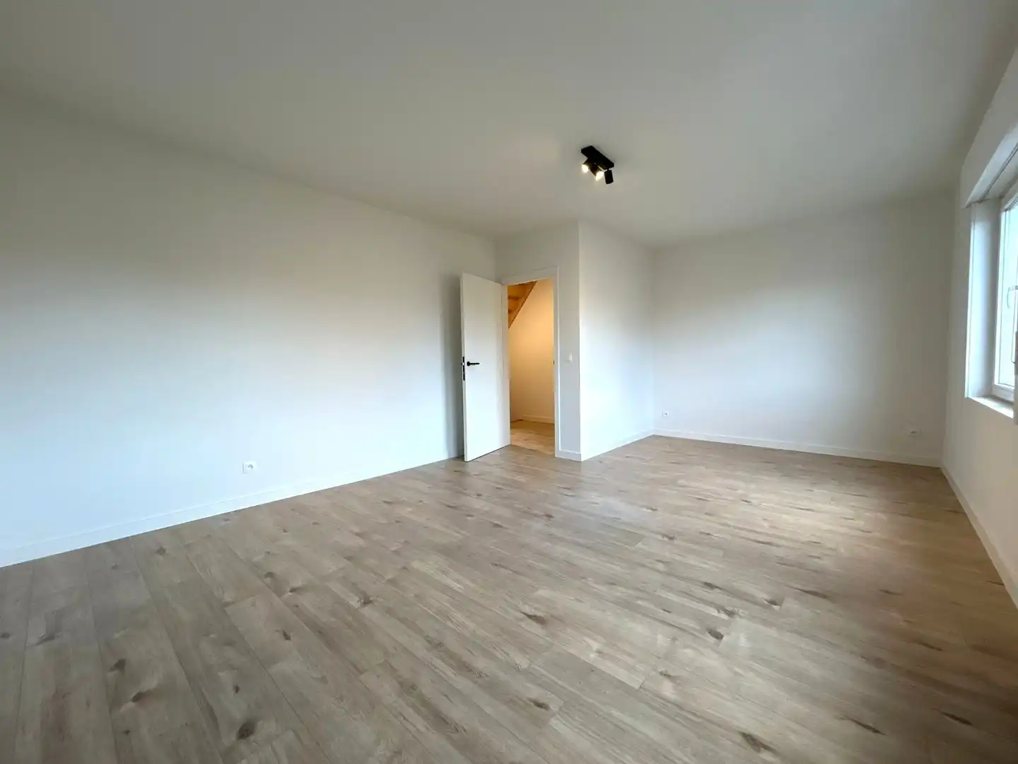 RECENT GERENOVEERDE GEZINSWONING IN HARTJE MEULEBEKE foto 10