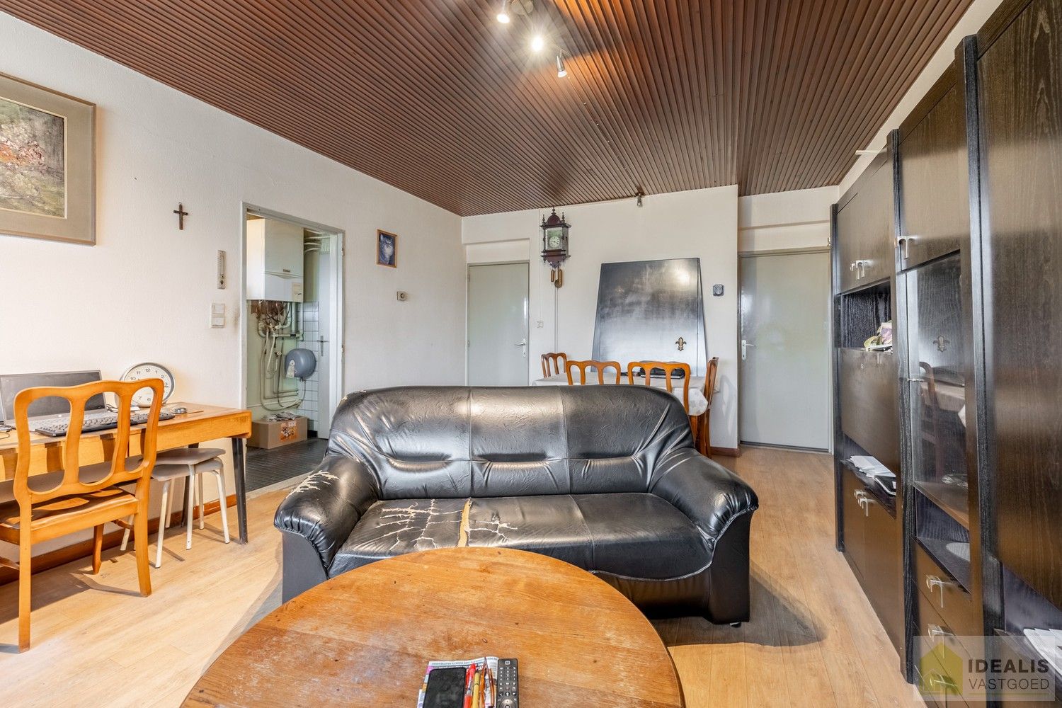 IDEALIS VASTGOED - CENTRAAL GELEGEN 2-SLPKMR APPARTEMENT IN HET CENTRUM VAN LEOPOLDSBURG! – Correct onderhouden appartement op de derde verdieping (+-88m²) met een aangename leefruimte, aparte keuken, 2 slaapkamers, badkamer en apart toilet. Het appartement beschikt tevens over een lift en een privatieve kelder. Geschikt voor zij die zoeken naar betaalbaar wonen in het centrum van Leopoldsburg. foto 4