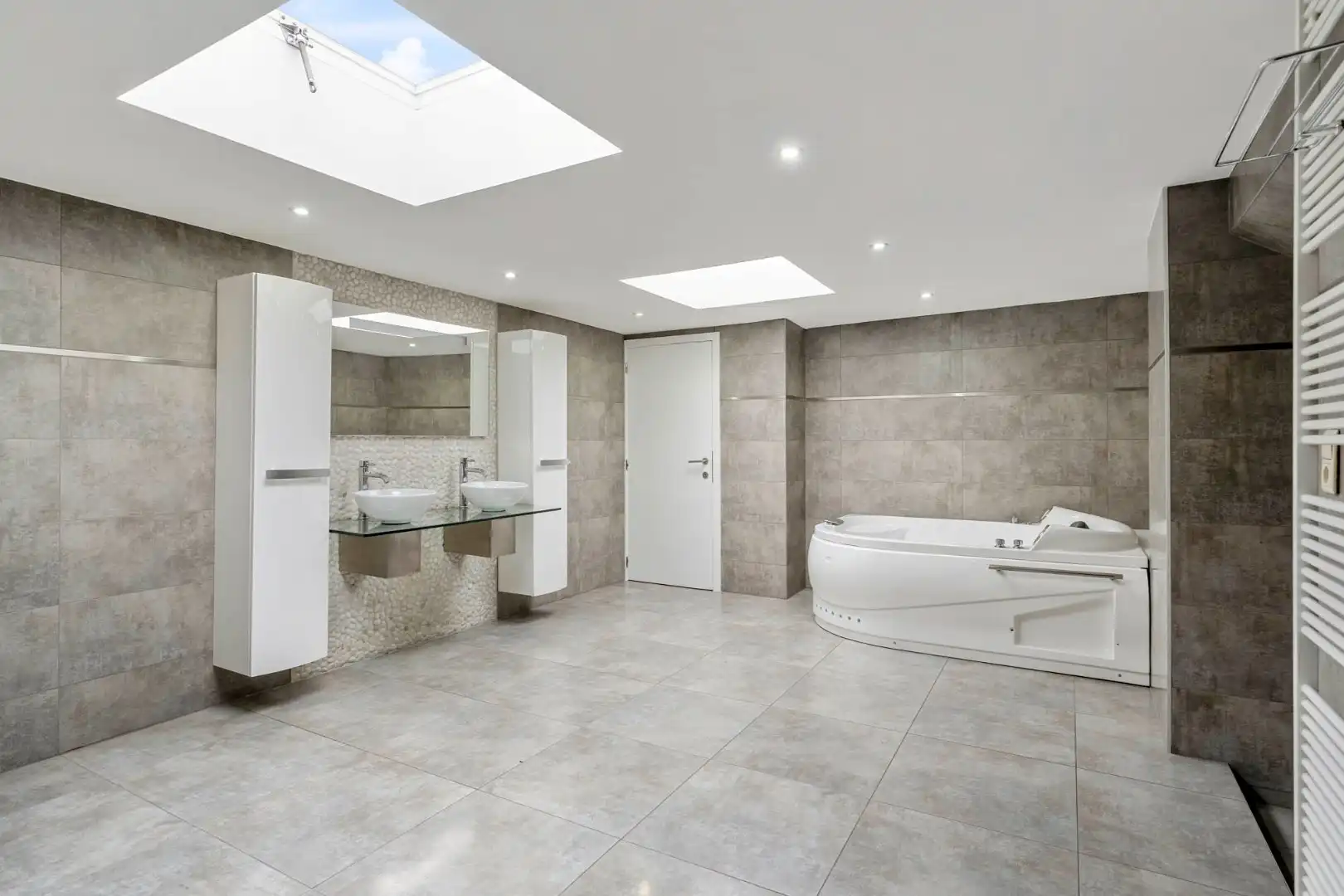 Bedrijfsgebouw met kantoren, magazijnen en woonst - groot 2580 m² foto 34