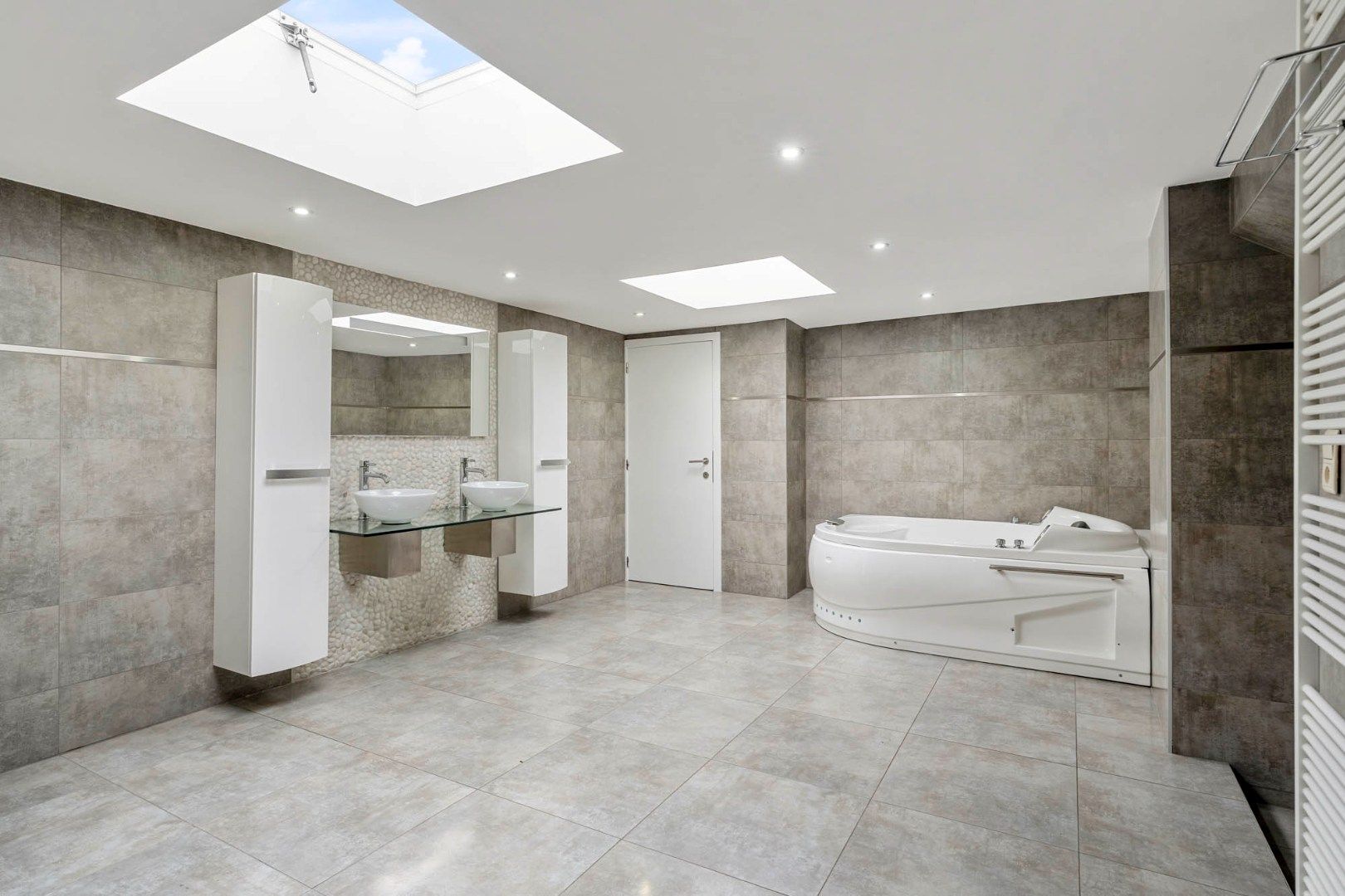 Bedrijfsgebouw met kantoren, magazijnen en woonst - groot 2580 m² foto 34