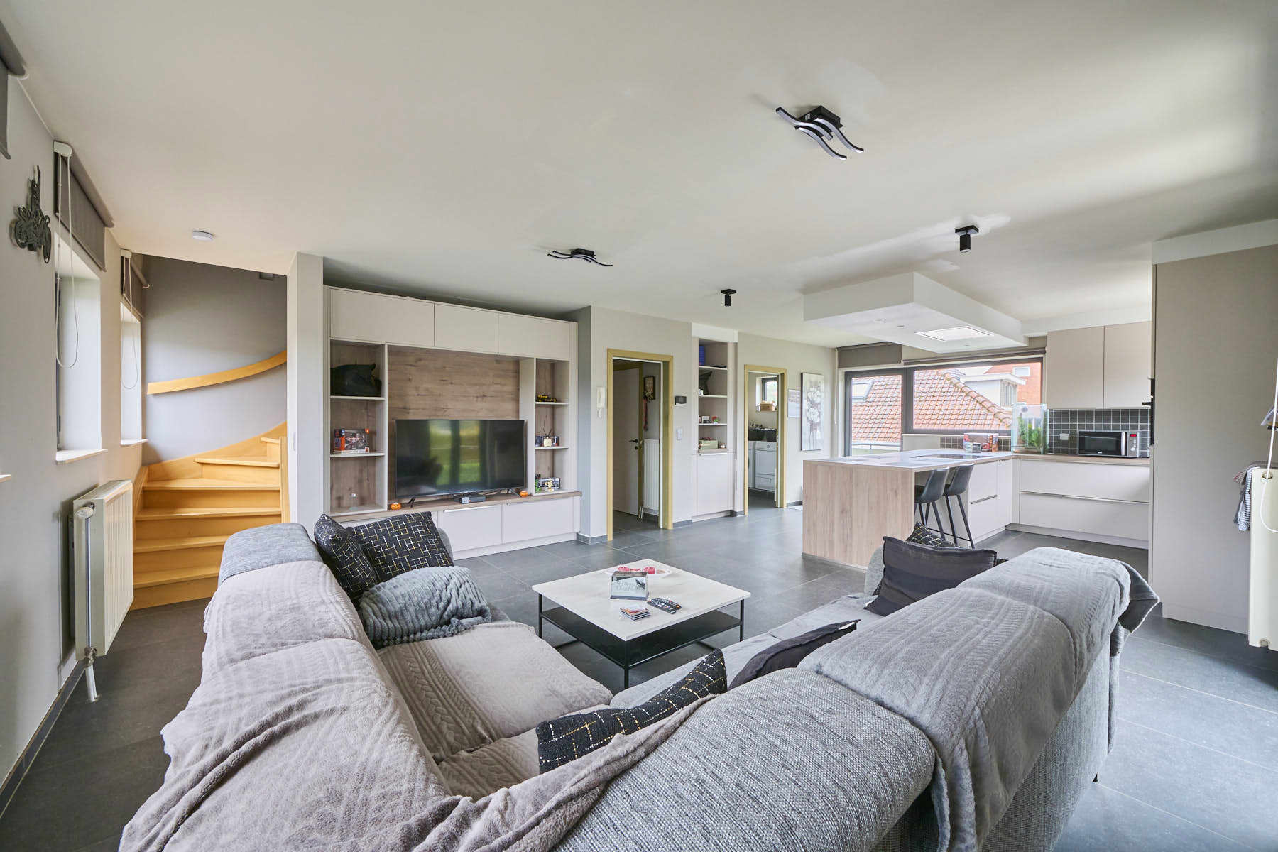 Lichtrijke duplex met open keuken en 2 slaapkamers foto 5