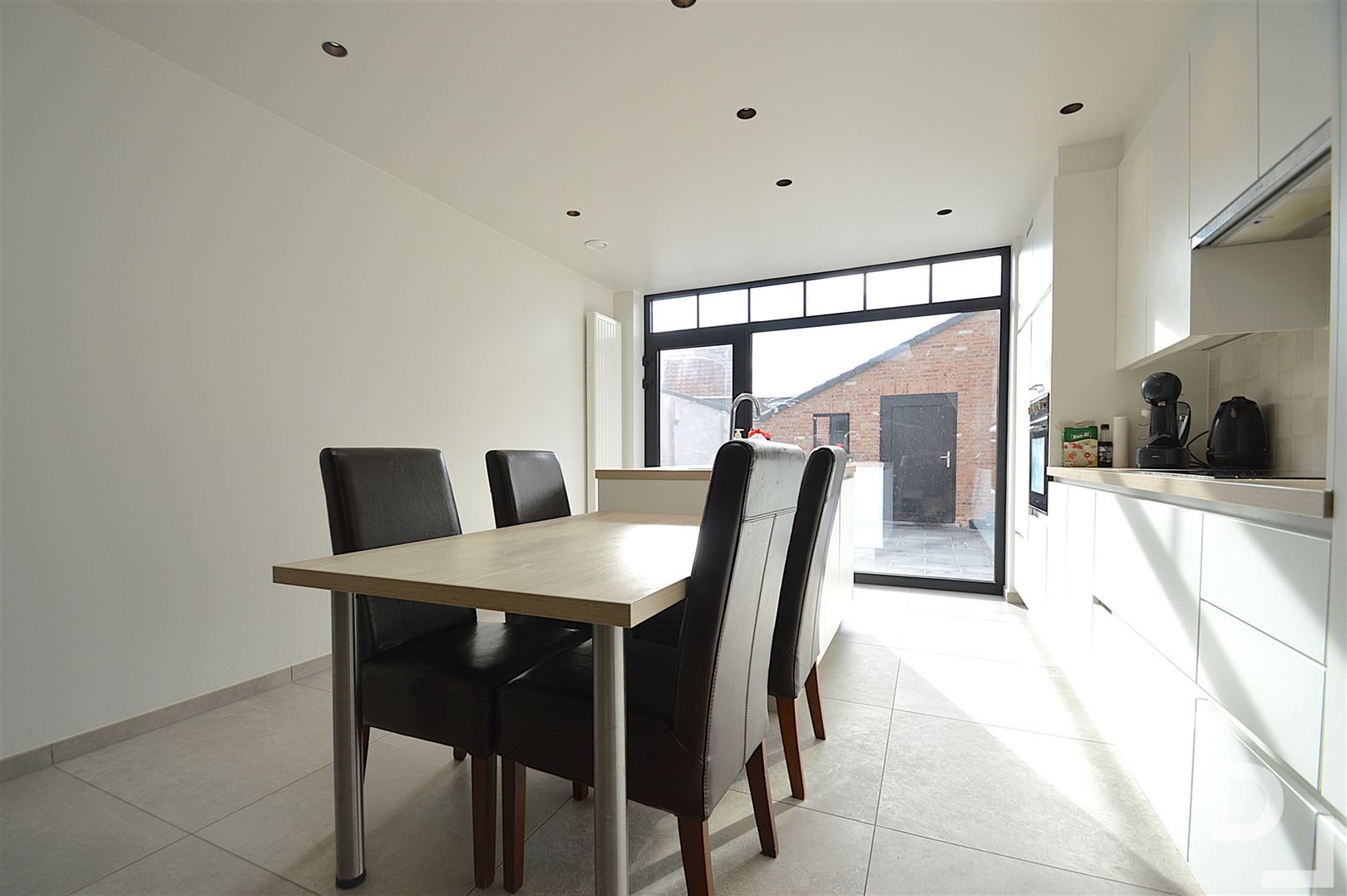 Gerenoveerde woning met 3 slaapkamers en fietsenberging.  foto 6